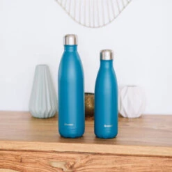 Bouteille Isotherme Double Paroi En Inox Avec Poignée TITAN Qwetch 1.5 L Bleu Canard -Peugeot Boutique bouteille isotherme double paroi en inox avec poignee qwetch 15 l bleu canard dispo 02 05 2