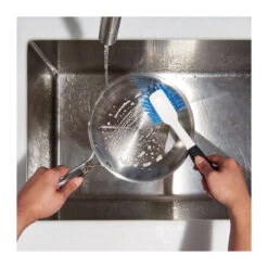 Brosse à Vaisselle Distributrice De Savon Dans Le Manche Et Support En Acier Joseph Joseph NVS -Peugeot Boutique brosse a vaisselle oxo 13