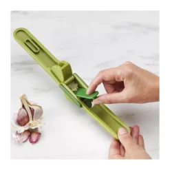 CleanForce Presse Ail Avec Lame D´essuie-glace Joseph Joseph 21 CleanForce Presse Ail Avec Lame D´essuie-glace Joseph Joseph -Peugeot Boutique cleanforce presse ail avec lame dessuie glace joseph joseph 5