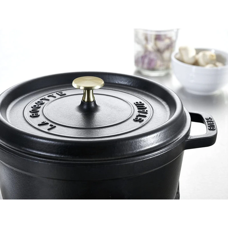 Cocotte En Fonte Emaillée Ronde Staub NOIR D28 6.70L 16 Cocotte En Fonte Emaillée Ronde Staub NOIR D28 6.70L – Image 16