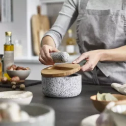 DASH Pilon Et Mortier Granit Avec Couvercle Bambou Joseph Joseph -Peugeot Boutique dash pilon et mortier avec couvercle bambou joseph joseph 4