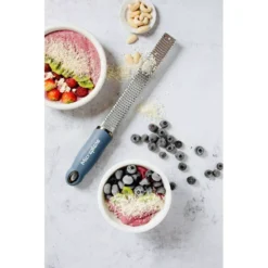 MICROPLANE Zesteur Râpe Bleu Denim -Peugeot Boutique microplane zesteur rape bleu denim 3