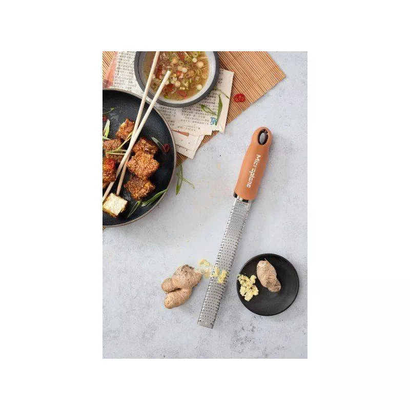 MICROPLANE Zesteur Râpe Coloris Cannelle 3 MICROPLANE Zesteur Râpe Coloris Cannelle – Image 3