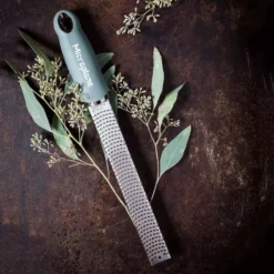 MICROPLANE Zesteur Râpe Vert Eucalyptus -Peugeot Boutique microplane zesteur rape vert eucalyptus p 6