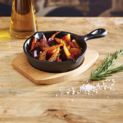 Kitchen Craft Mini Poêle Fonte Service Avec Planche En Bois 20cm -Peugeot Boutique mini poele fonte service avec planche en bois 20cm 3