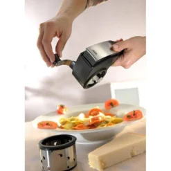 PECORINO LASER CUT Moulin Râpe Fromage Manuel Avec 2 Tambours Et Récipient GEFU -Peugeot Boutique pecorino laser cut moulin rape fromage manuel avec 2 tambours et recipient gefu 3