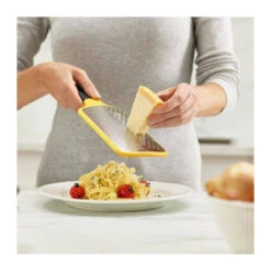 Râpe à Main 2 En 1 Multi-Grate Joseph Joseph Jaune -Peugeot Boutique rape a main 2 en 1 multi grate joseph joseph jaune 5