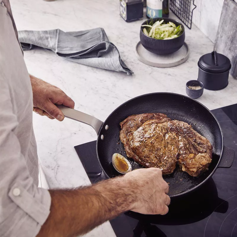 STARK Poêle à Frire En Fonte De Fer Non émaillée BEKA D24 1 STARK Poêle à Frire En Fonte De Fer Non émaillée BEKA D24