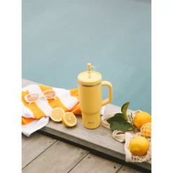 TRAVEL CUP Isotherme Double Paroi En Inox Avec Poignée Qwetch 900 Ml Jaune Citron -Peugeot Boutique travel cup isotherme double paroi en inox avec poignee qwetch 900 ml jaune citron 2