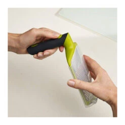TWIST GRATER Râpe Double Gros Grains Et Fin Joseph Joseph 22 TWIST GRATER Râpe Double Gros Grains Et Fin Joseph Joseph -Peugeot Boutique twist grater rape double gros grains et fin joseph joseph 4